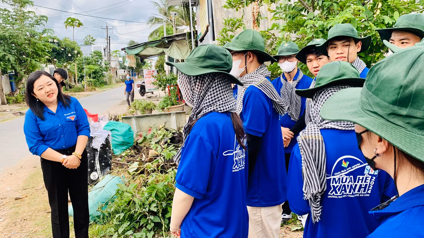 Chị Lâm Như Quỳnh - Bí thư Tỉnh Đoàn Bến Tre thăm hỏi, động viên chiến sĩ tình nguyện Trường Đại học Công nghệ Sài Gòn. Ảnh: TĐ BT
