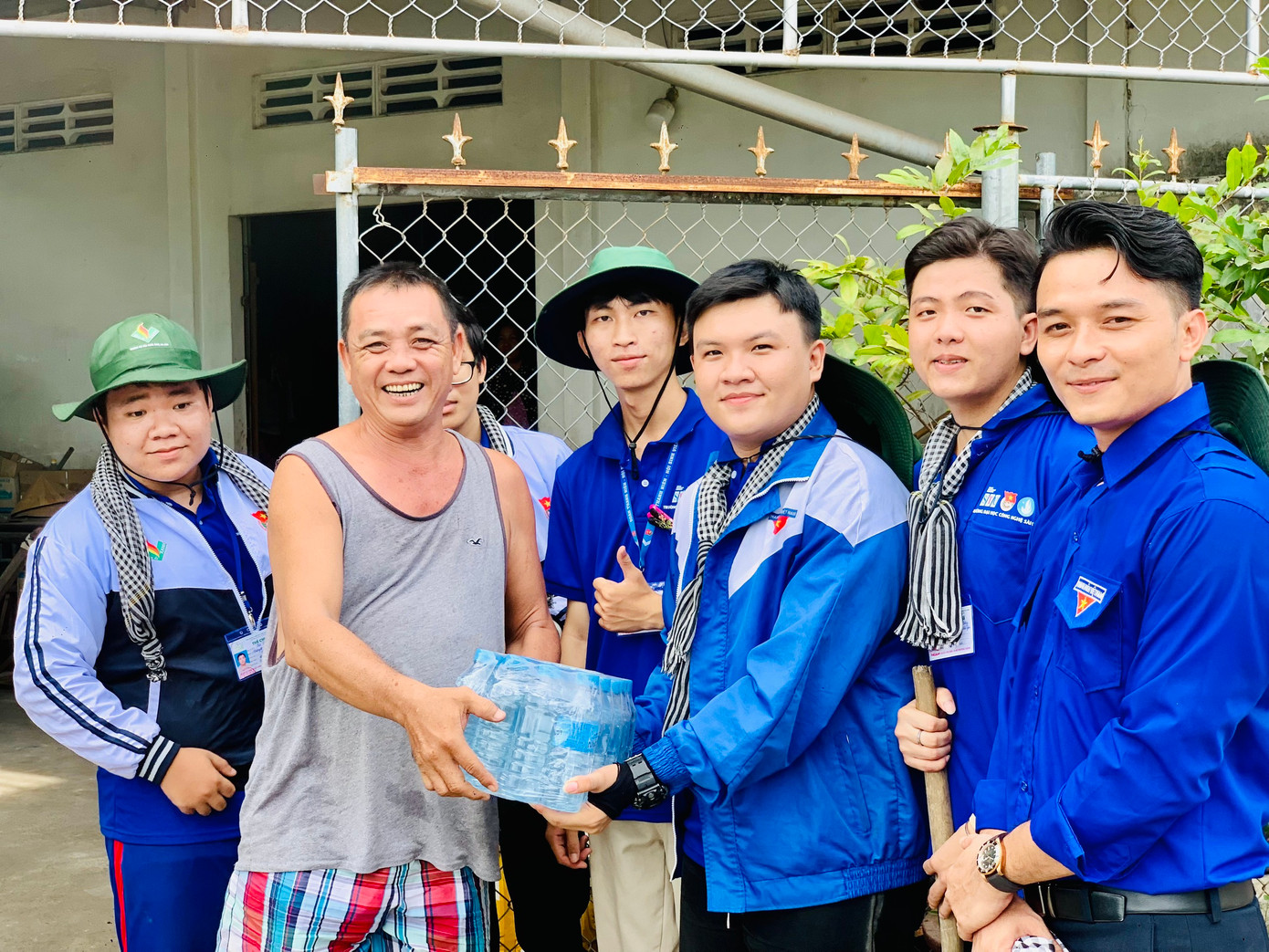 Chiến sĩ tình nguyện tặng nước cho người dân.