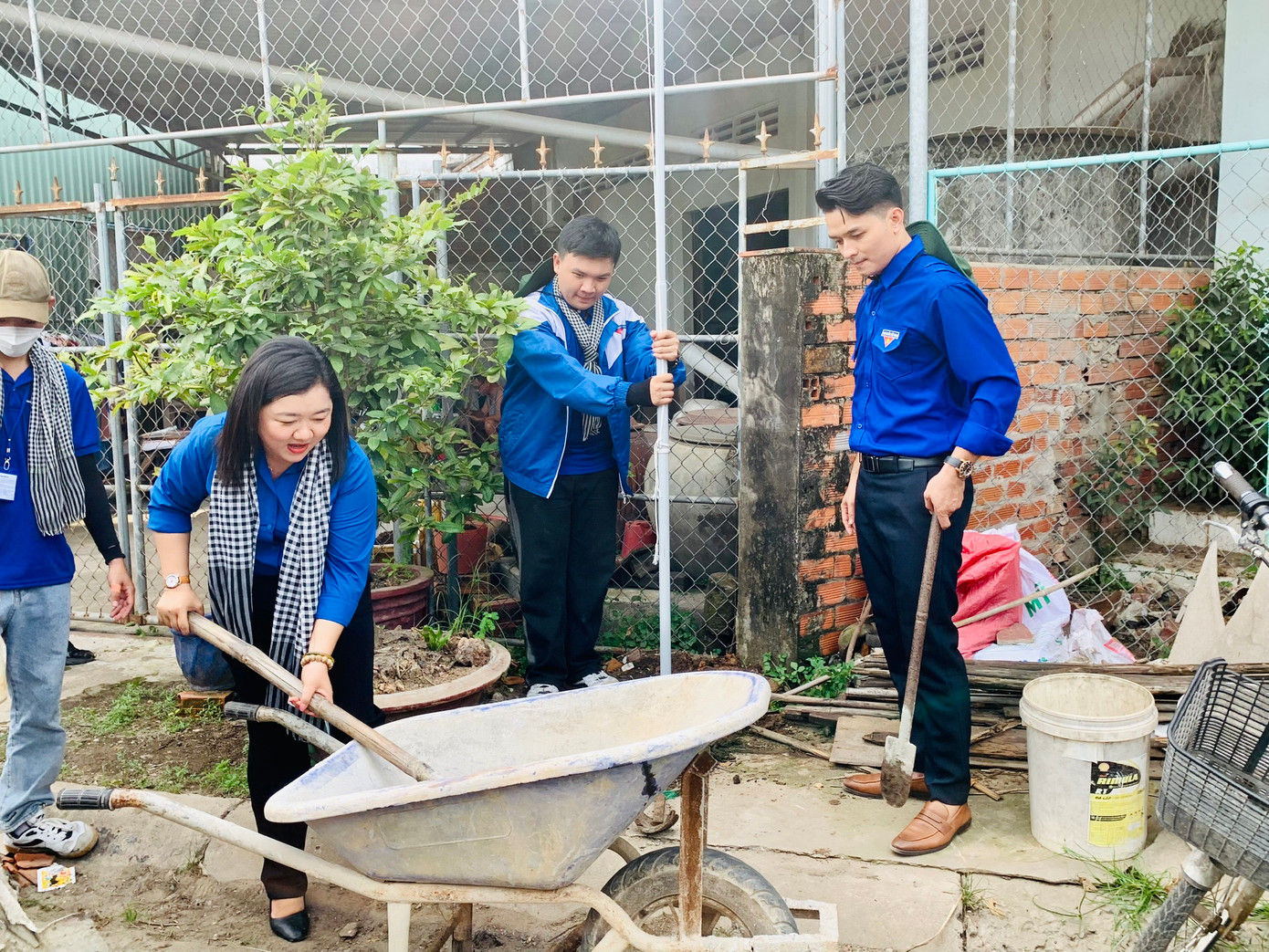 Chị Lâm Như Quỳnh - Bí thư Tỉnh Đoàn Bến Tre tham gia cùng các chiến sĩ tình nguyện làm đèn đường nông thôn.