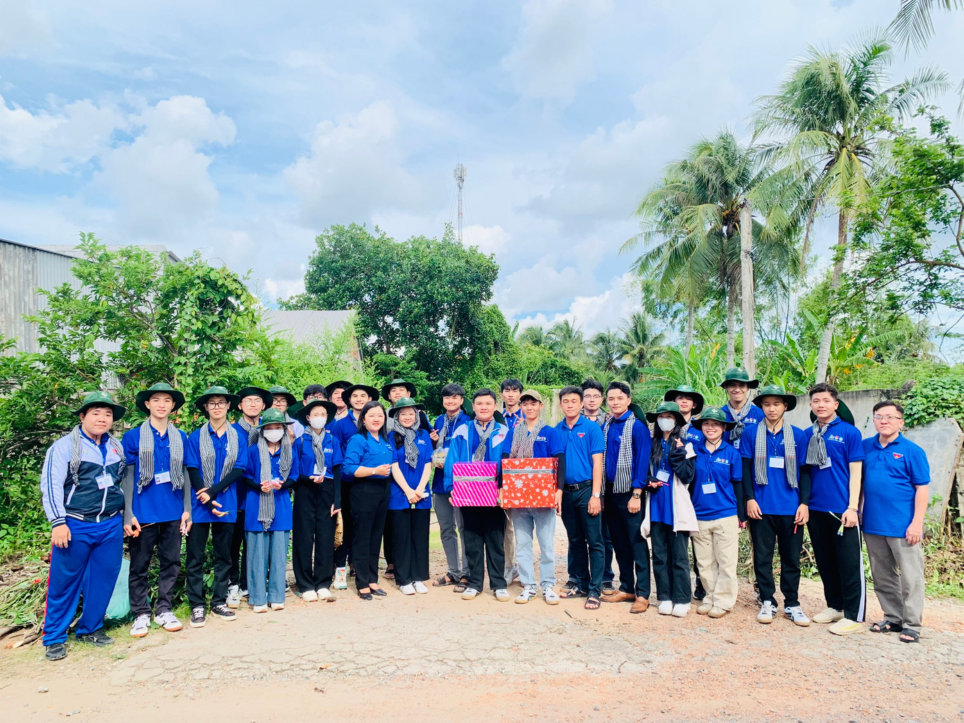 Tỉnh Đoàn Bến Tre thăm hỏi, động viên chiến sĩ tình nguyện tại huyện Mỏ Cày Nam.