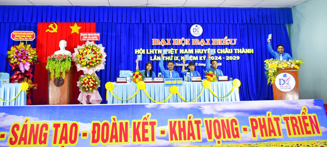 Đoàn chủ tịch biểu quyết tại đại hội.