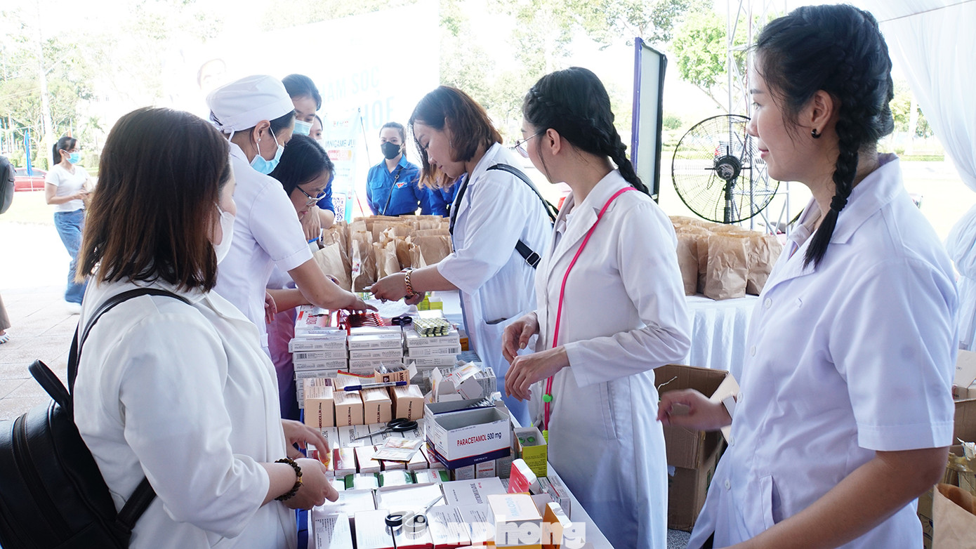 Các y, bác sĩ cấp thuốc cho người dân. Ảnh: Hòa Hội
