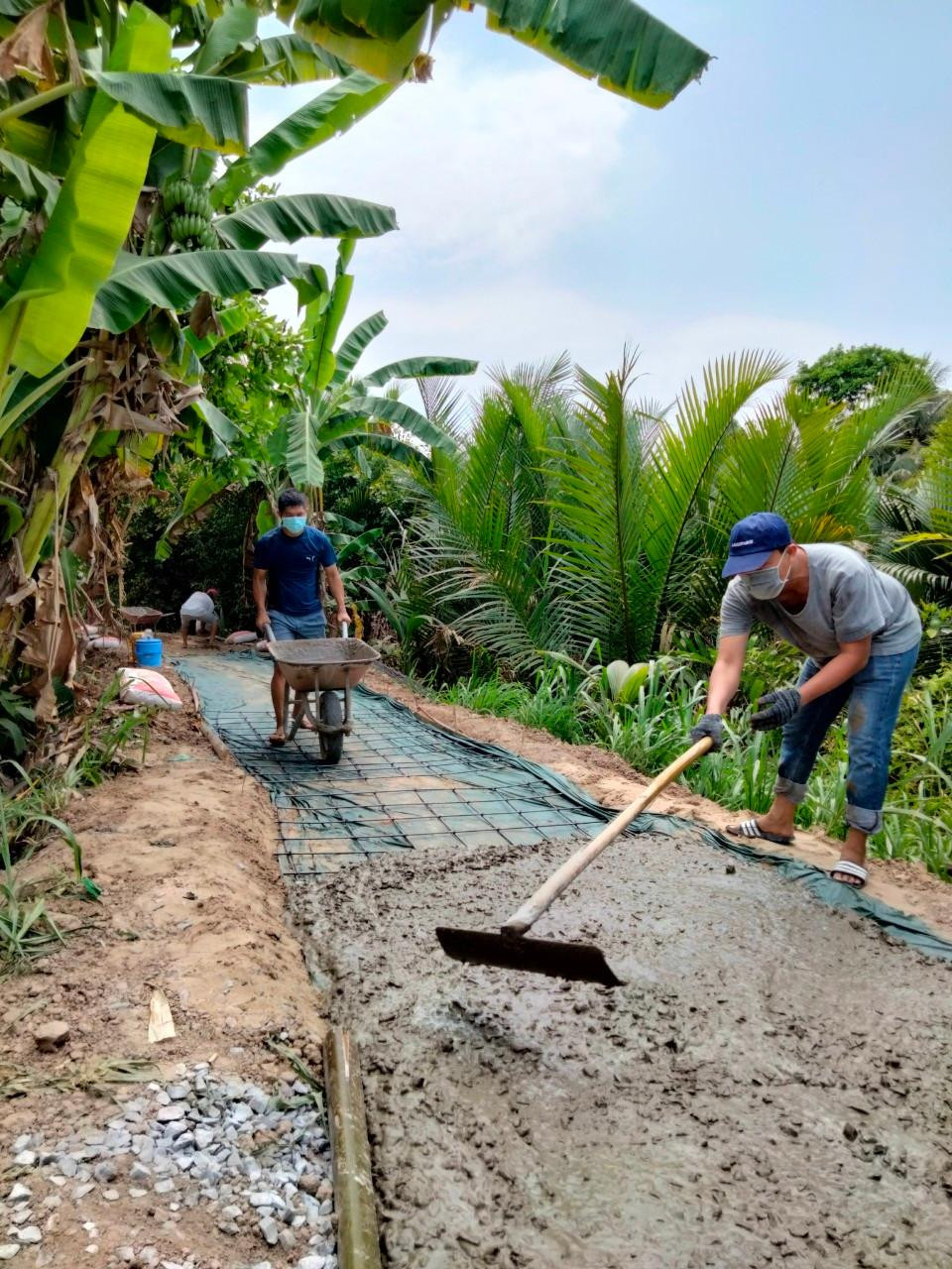 ĐVTN làm đường nông thôn. - Ảnh: CAVL