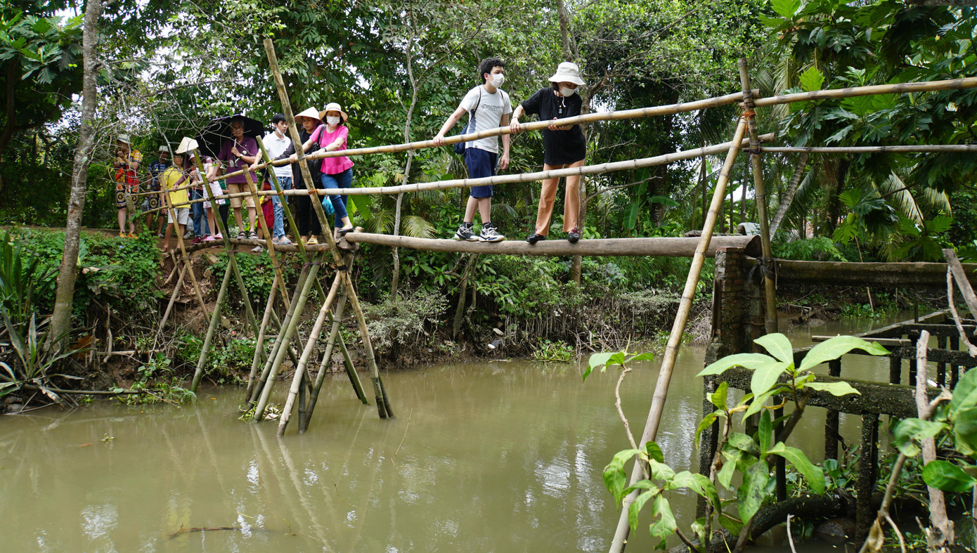 Khách trải nghiệm đi cầu khỉ tại cồn Sơn, TP Cần Thơ. - Ảnh: Hòa Hội Khách trải nghiệm đi cầu khỉ tại cồn Sơn, TP Cần Thơ. - Ảnh: Hòa Hội