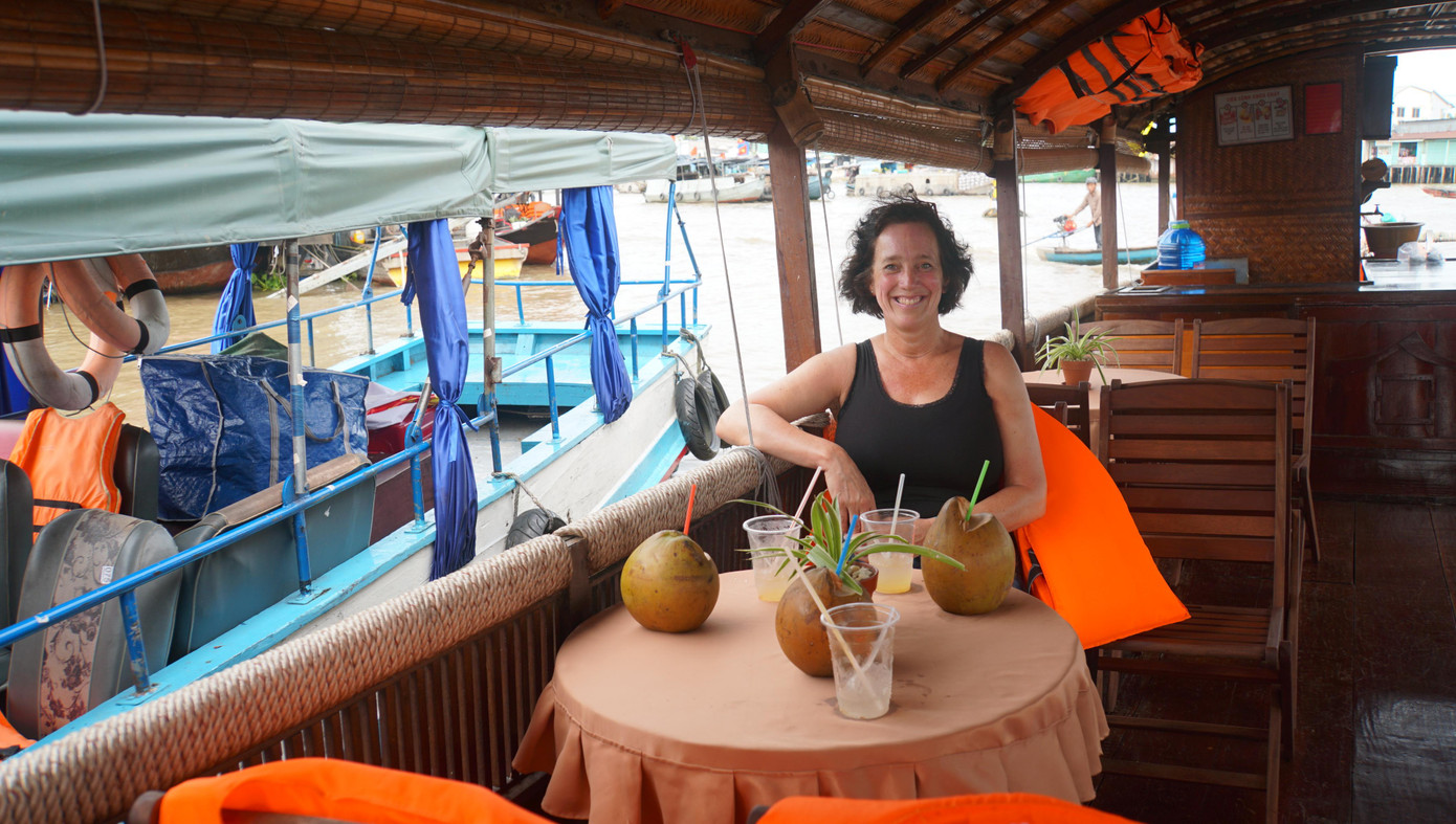 Du khách quốc tế tham quan Chợ nổi Cái Răng