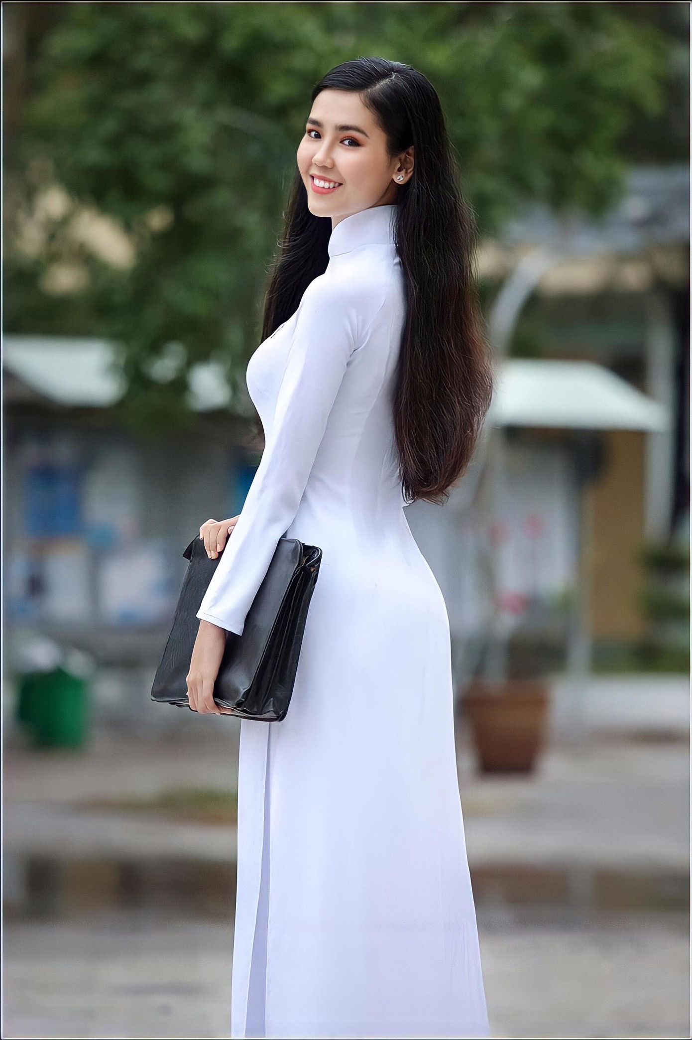 Trần Thị Mỹ Phụng, năm nay 19 tuổi, học năm nhất ngành Quan hệ công chúng trường đại học Nam Cần Thơ. Cô quê ở thành phố biển Rạch Giá (Kiên Giang), có sở trường ca hát, dẫn chương trình, năm cấp 3 đã là MC dẫn các sự kiện của trường. - Ảnh: NVCC