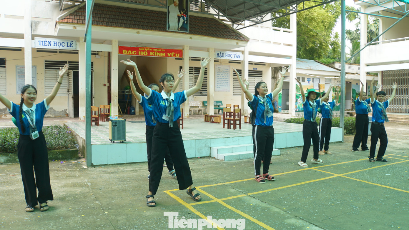 Các bạn chiến sĩ tình nguyện Trường Đại học An Giang tổ chức sân chơi cho thiếu nhi. Ảnh: Hòa Hội