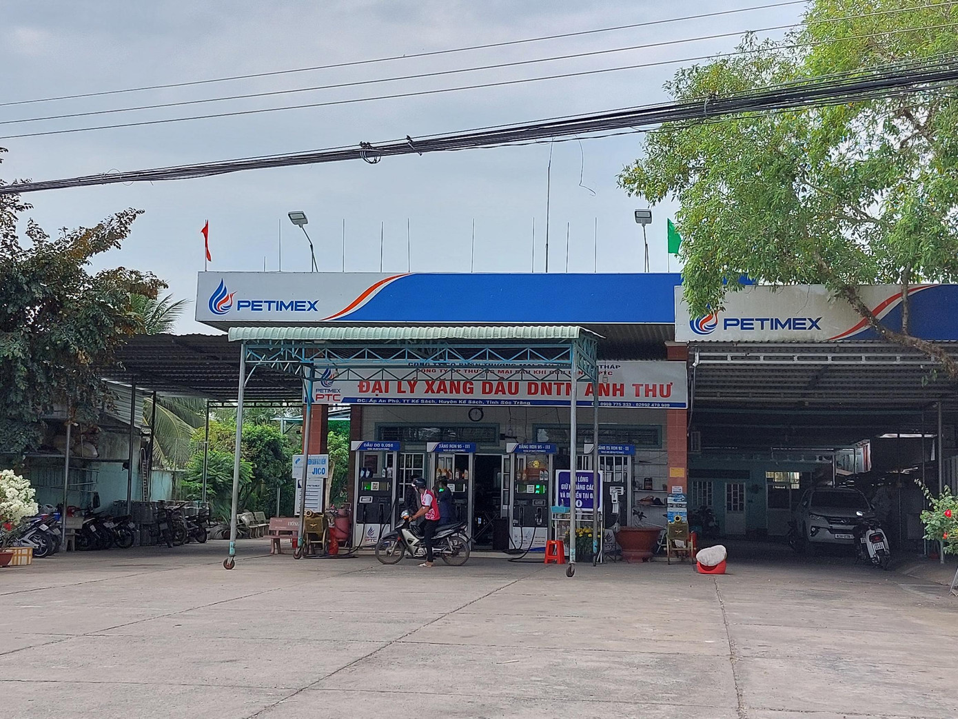 Ngày 12/2, cây xăng A.T ở thị trấn Kế Sách, huyện Kế Sách, tỉnh Sóc Trăng hoạt động trở lại. - Ảnh: Xuân Lương Ngày 12/2, cây xăng A.T ở thị trấn Kế Sách, huyện Kế Sách, tỉnh Sóc Trăng hoạt động trở lại. - Ảnh: Xuân Lương