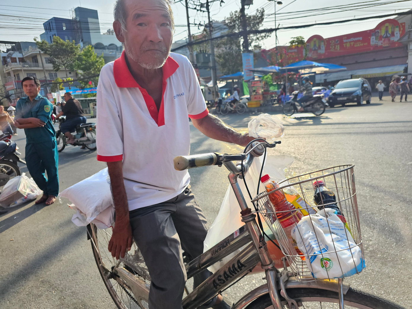 Người dân cảm động khi nhận được quà Tết từ chương trình. Ảnh: Hòa Hội Người dân cảm động khi nhận được quà Tết từ chương trình. Ảnh: Hòa Hội