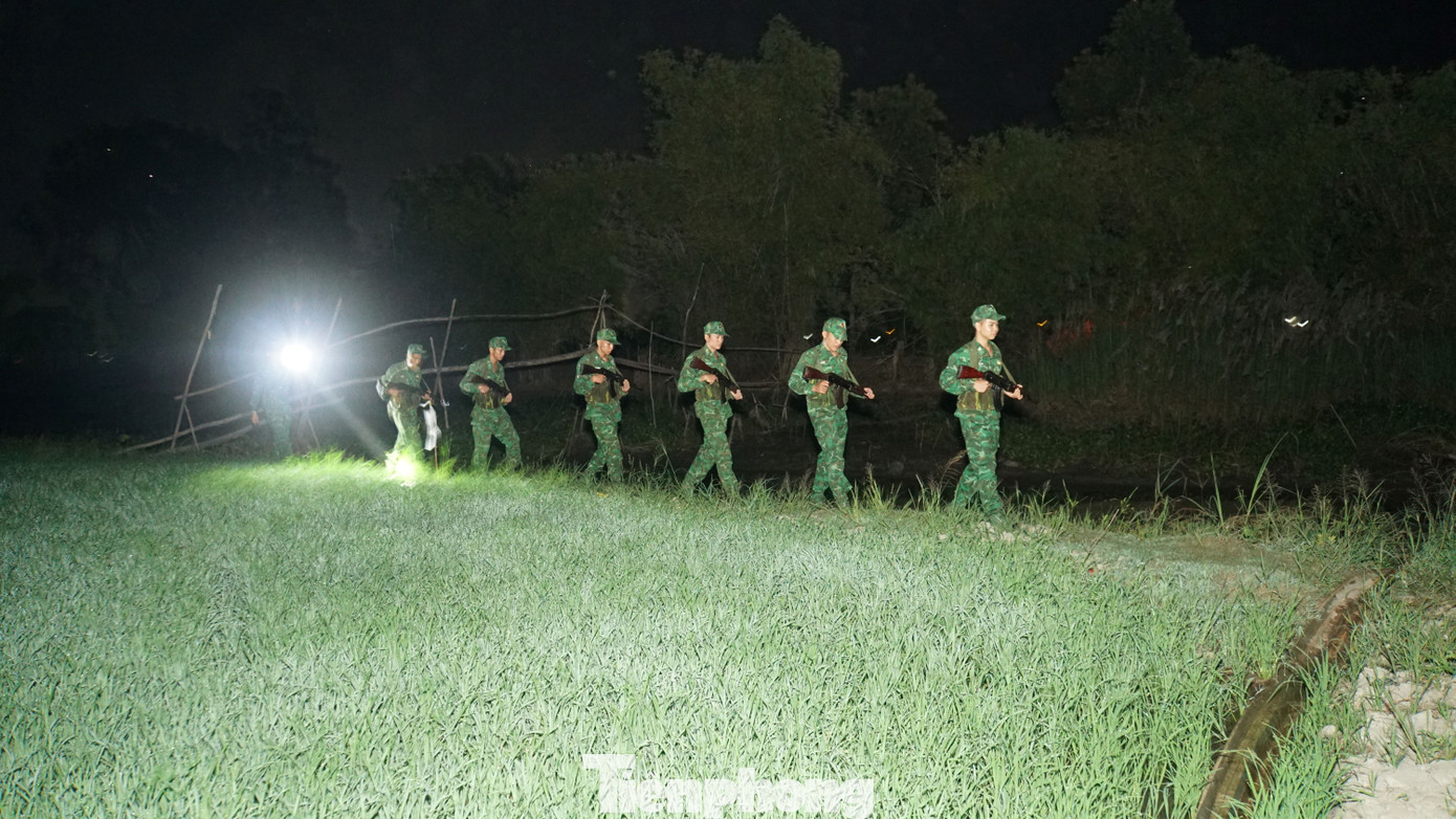 Để đấu tranh, ngăn chặn, đồn duy trì 9 tổ công tác, trong đó 4 tổ cố định trên tuyến biên giới và 5 tổ di động tuần tra kiểm soát 24/24h, kể cả trong Tết. Ảnh: Hòa Hội