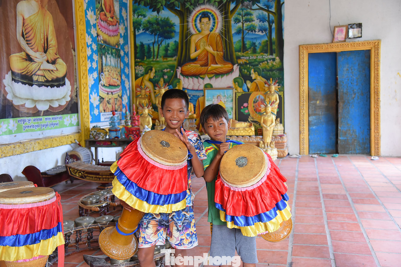 Trẻ em chơi nhạc cụ Rô băm của đồng bào Khmer. Ảnh: Hòa Hội.