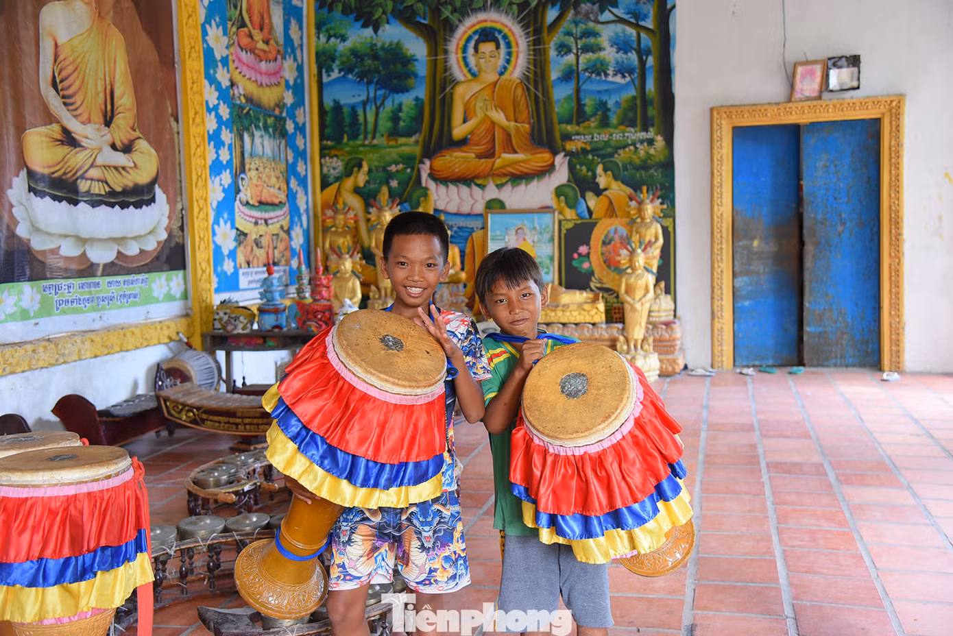 Trẻ em chơi nhạc cụ Rô băm của đồng bào Khmer. Ảnh: Hòa Hội.