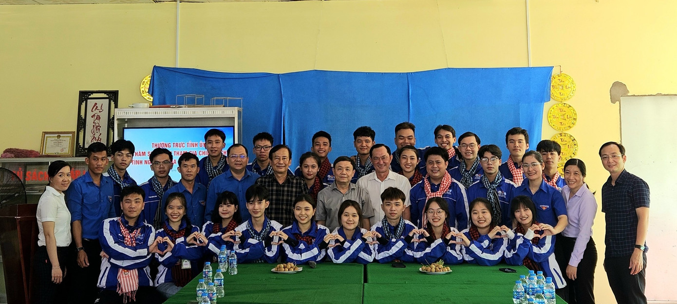 Lãnh đạo tỉnh Đồng Tháp và chiến sĩ tình nguyện chụp ảnh lưu niệm. Lãnh đạo tỉnh Đồng Tháp và chiến sĩ tình nguyện chụp ảnh lưu niệm.