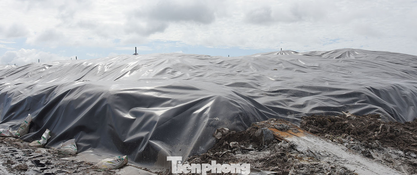 Phần rác thải đã được phủ bạt để tránh phát tán rác, mùi hôi ra khu vực xung quanh. Ảnh: Hoà Hội. Phần rác thải đã được phủ bạt để tránh phát tán rác, mùi hôi ra khu vực xung quanh. Ảnh: Hoà Hội.