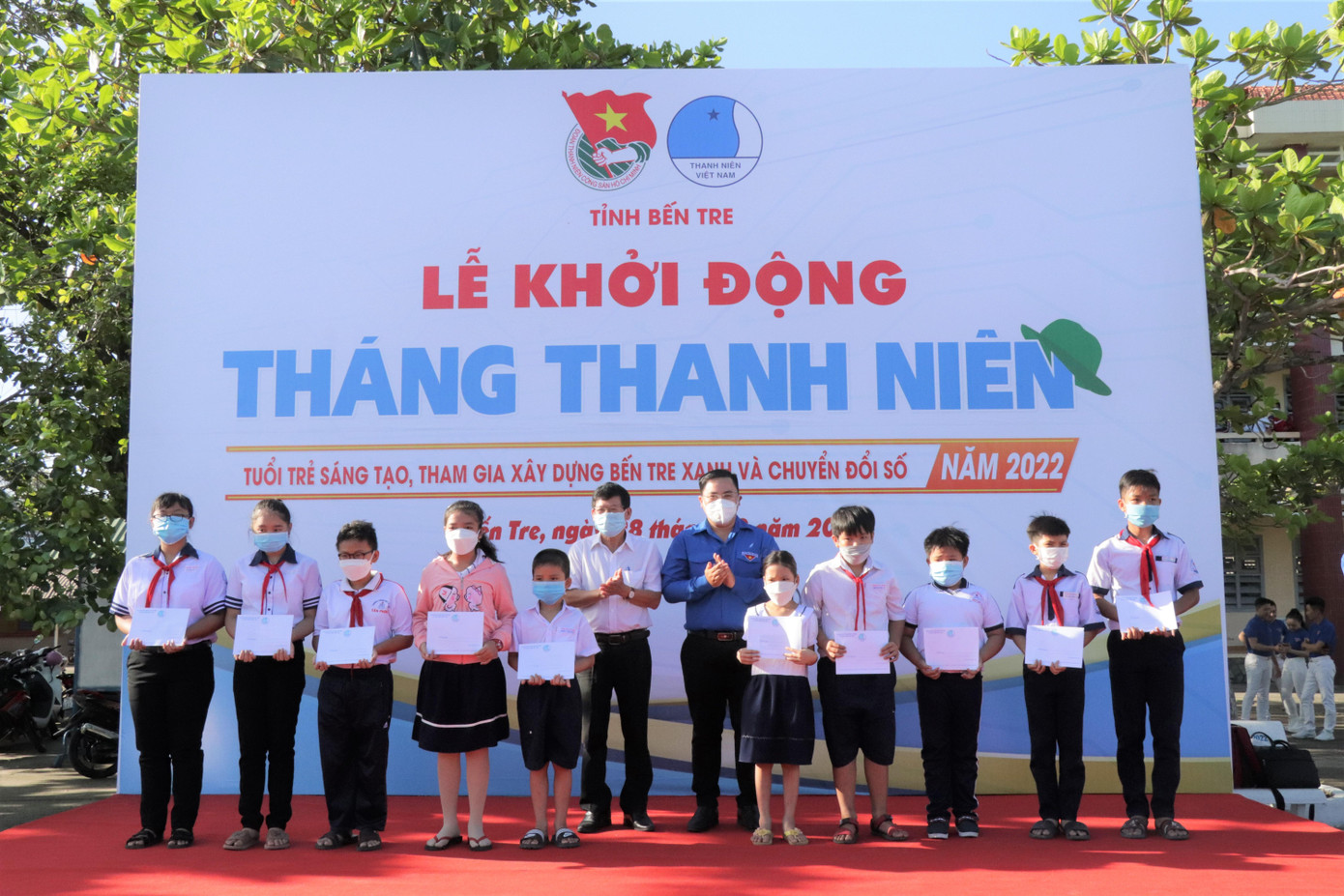 Tỉnh đoàn Bến Tre tặng quà cho thiếu nhi Tỉnh đoàn Bến Tre tặng quà cho thiếu nhi