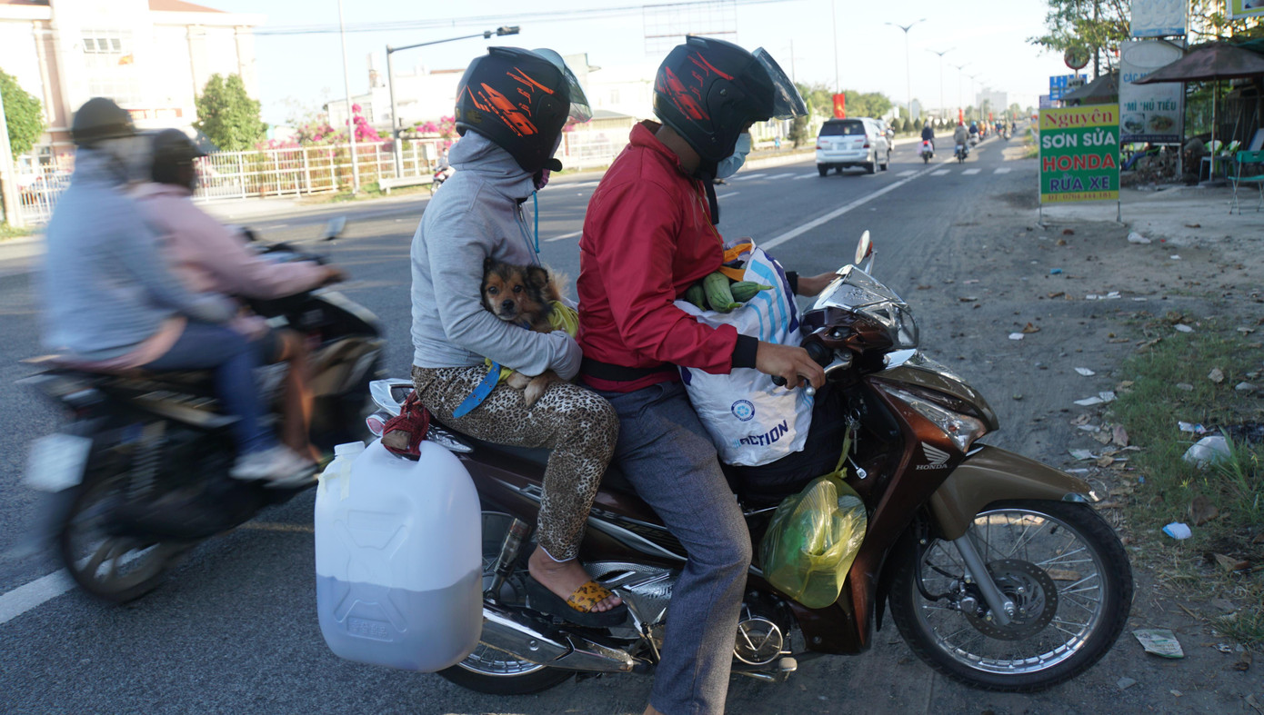 Gia đình từ Kiên Giang chở theo chú chó, 2 thùng cá tươi sống và đồ đạc quay trở lại Củ Chi (TPHCM) làm việc sau kỳ nghỉ Tết.