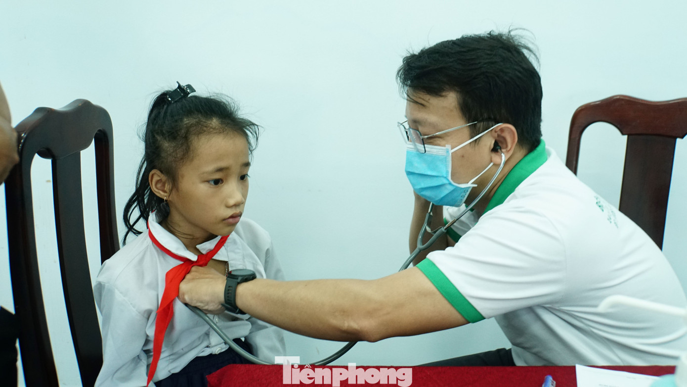 Bác sĩ khám bệnh cho thiếu nhi.