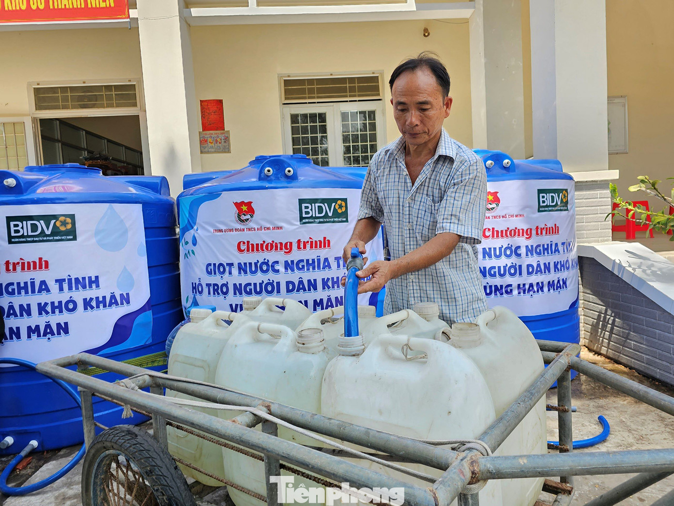 Người dân tranh thủ dùng xe chở nhiều can về nhà để dành sử dụng. Ảnh: Hòa Hội Người dân tranh thủ dùng xe chở nhiều can về nhà để dành sử dụng. Ảnh: Hòa Hội