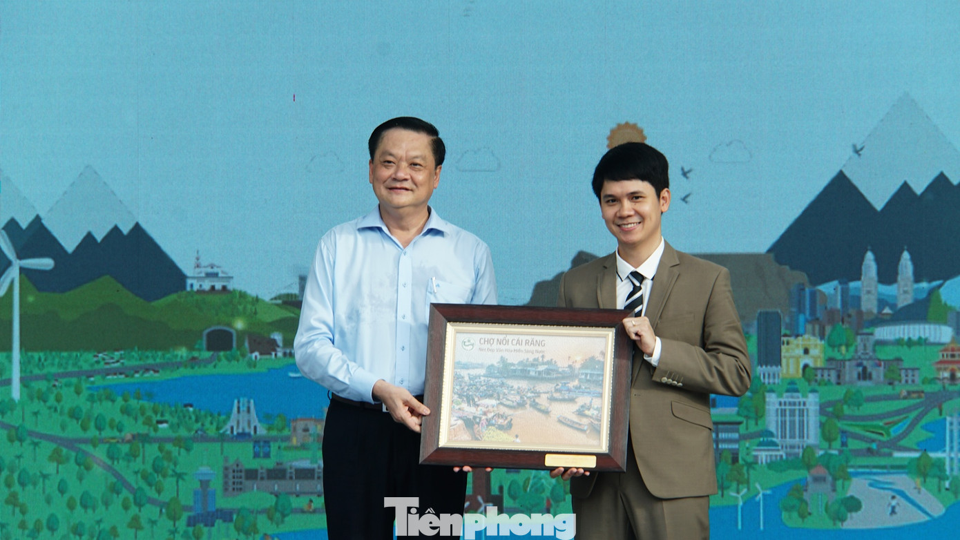 Dịp này, Tổ chức Quốc tế và Bảo tồn thiên nhiên (WWF) vinh danh và trao tặng danh hiệu Thành phố Xanh Quốc gia năm 2024 cho TP. Cần Thơ. Ảnh: Hòa Hội Dịp này, Tổ chức Quốc tế và Bảo tồn thiên nhiên (WWF) vinh danh và trao tặng danh hiệu Thành phố Xanh Quốc gia năm 2024 cho TP. Cần Thơ. Ảnh: Hòa Hội