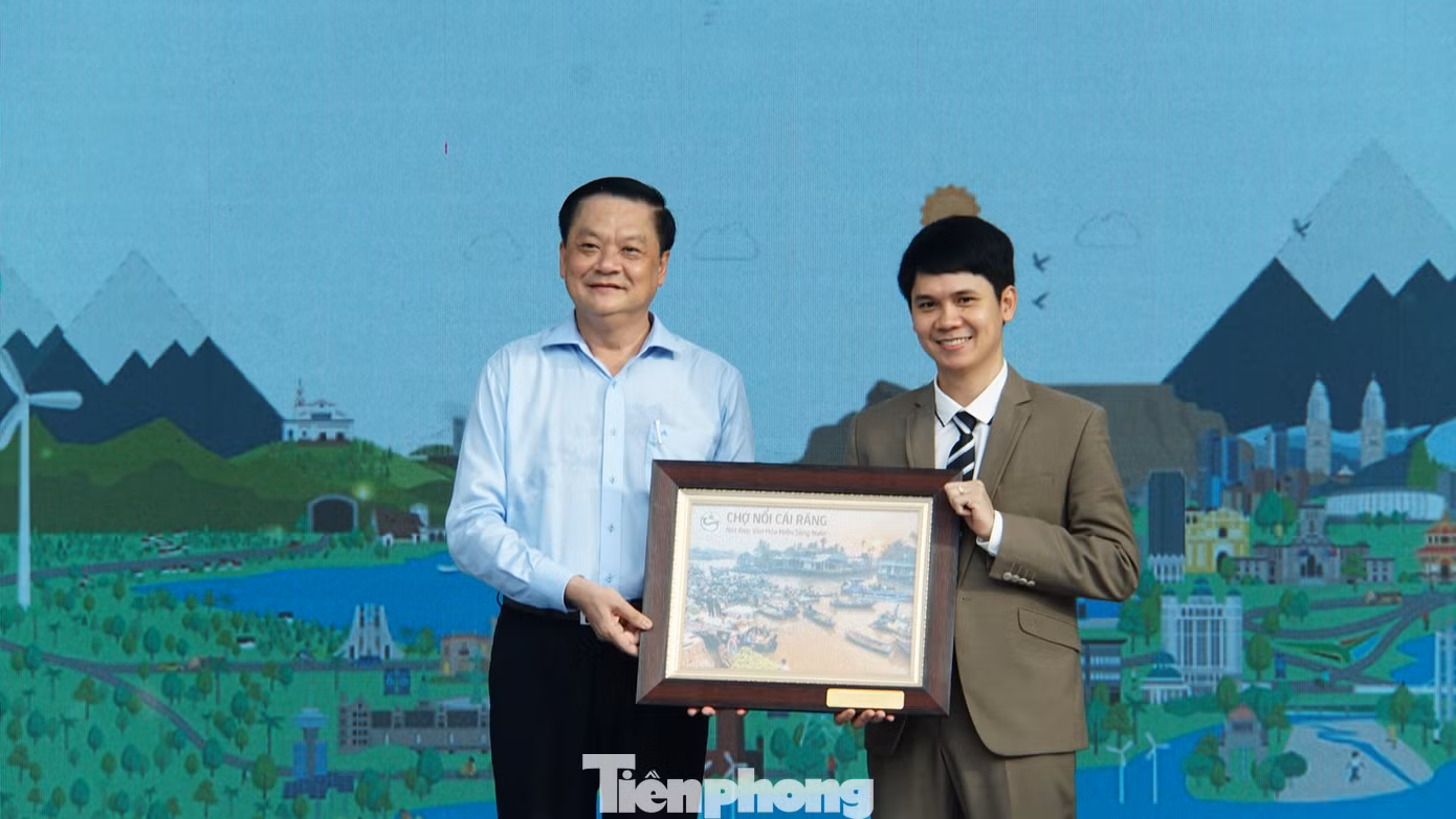 Dịp này, Tổ chức Quốc tế và Bảo tồn thiên nhiên (WWF) vinh danh và trao tặng danh hiệu Thành phố Xanh Quốc gia năm 2024 cho TP. Cần Thơ. Ảnh: Hòa Hội