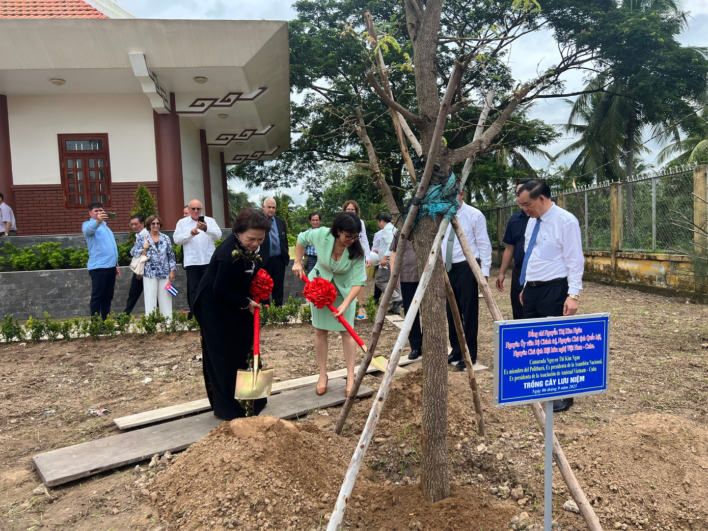 Nguyên Chủ tịch Quốc hội Nguyễn Thị Kim Ngân cùng các đại biểu trồng cây lưu niệm.