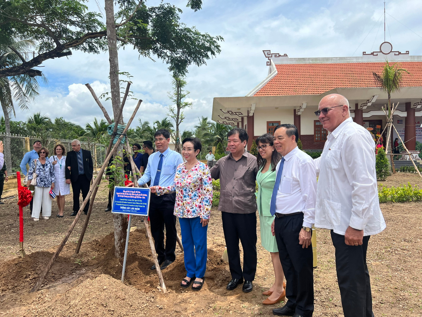 Đại biểu trồng cây lưu niệm tại xã Lương Hòa, huyện Giồng Trôm, tỉnh Bến Tre.