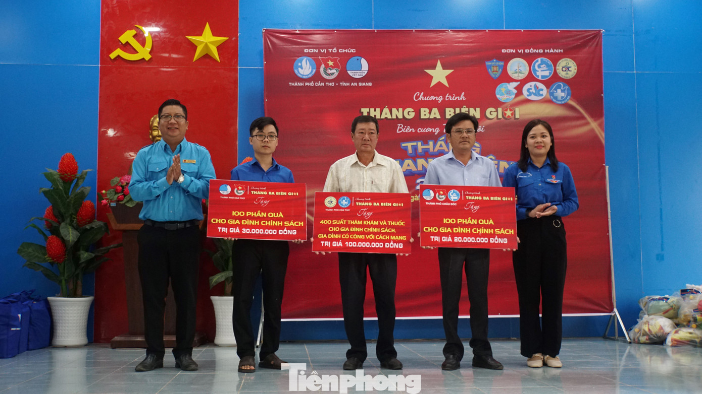 Anh Trần Việt Tuấn - Phó Bí thư Thành Đoàn Cần Thơ cho biết, đây là hoạt động nhằm kế thừa truyền thống vẻ vang Đoàn, Hội và các thế hệ thanh niên Việt Nam trong sự nghiệp xây dựng và bảo vệ Tổ quốc. Thông qua đó, góp phần nâng cao nhận thức, trách nhiệm của đoàn viên, hội viên, thanh niên trong việc thực hiện nhiệm vụ quốc phòng, an ninh trong tình hình mới; góp phần thắt chặt tinh thần đoàn kết giữa đoàn viên, hội viên, thanh niên với cán bộ, chiến sĩ và nhân dân đang sinh sống, làm nhiệm vụ tại biên giới của Tổ quốc.