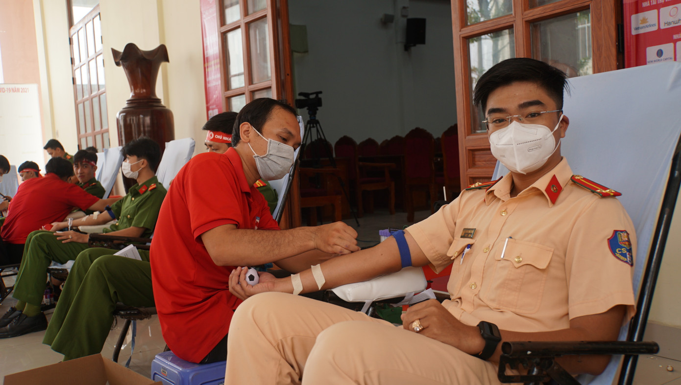 Ngoài ra, tuyên truyền vận động đảng viên trẻ, đoàn viên thanh niên công an tỉnh nhận thức sâu sắc mục đích và ý nghĩa cao đẹp của việc hiến máu nhân đạo cứu người. Từ đó khơi dậy và phát huy lòng nhân ái, hăng hái tình nguyện đăng ký hiến máu, góp phần cùng xã hội khắc phục khó khăn về thiếu máu dự trữ phục vụ cấp cứu các nạn nhân tai nạn giao thông, điều trị bệnh nhân trong các bệnh viện hiện nay.