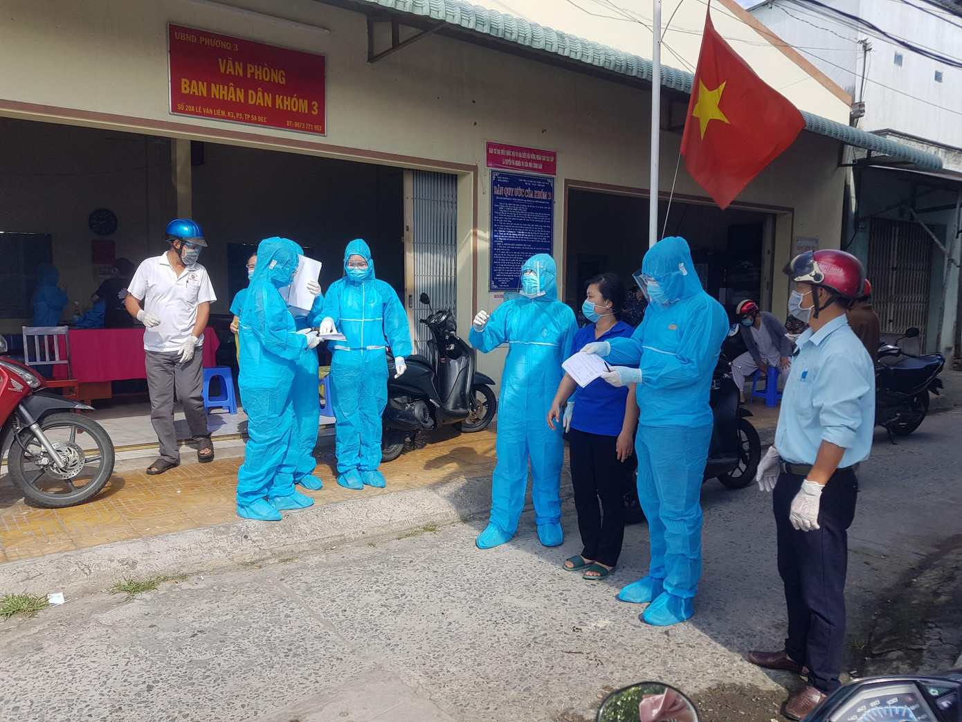 Lực lượng y tế truy vết cộng đồng tại TP Sa Đéc. - Ảnh: ĐH YD CT