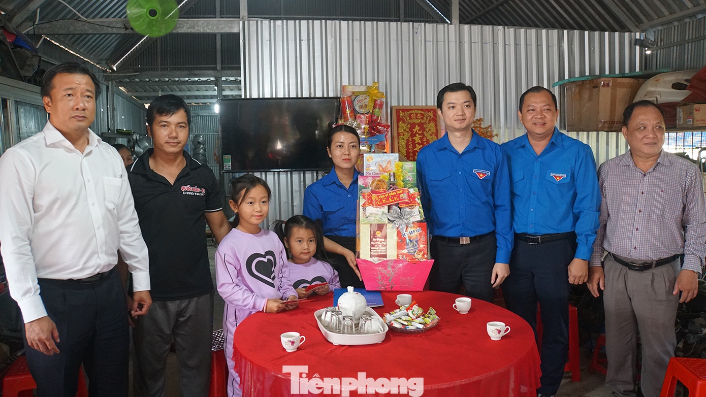 Trong chương trình, Đoàn công tác Trung ương Đoàn thăm hỏi, động viên chị Nguyễn Thị Bé Thương - Bí thư Chi đoàn ấp Tân Hoà Thuận, xã Tân Hội, TP. Hồng Ngự. Chị Bé Thương hoàn cảnh gia đình khó khăn, ở nhà thuê, kinh tế khó khăn nhưng chị vẫn có nhiều đóng góp, sáng kiến cho hoạt động Đoàn tại địa phương.