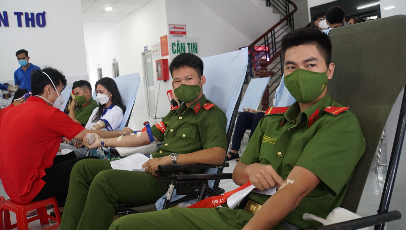 Chiến sĩ công an nhiệt tình tham gia hiến máu.