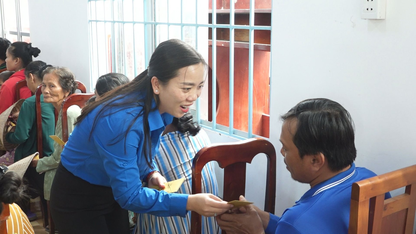 Bí thư Tỉnh Đoàn Sóc Trăng tặng quà Tết cho người dân. Bí thư Tỉnh Đoàn Sóc Trăng tặng quà Tết cho người dân.