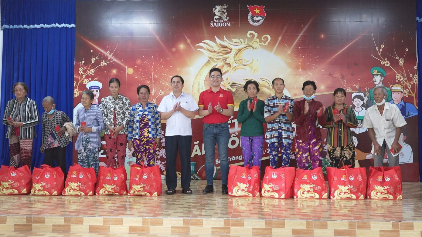 Trao tặng quà cho bà con vui xuân, đón Tết. Trao tặng quà cho bà con vui xuân, đón Tết.