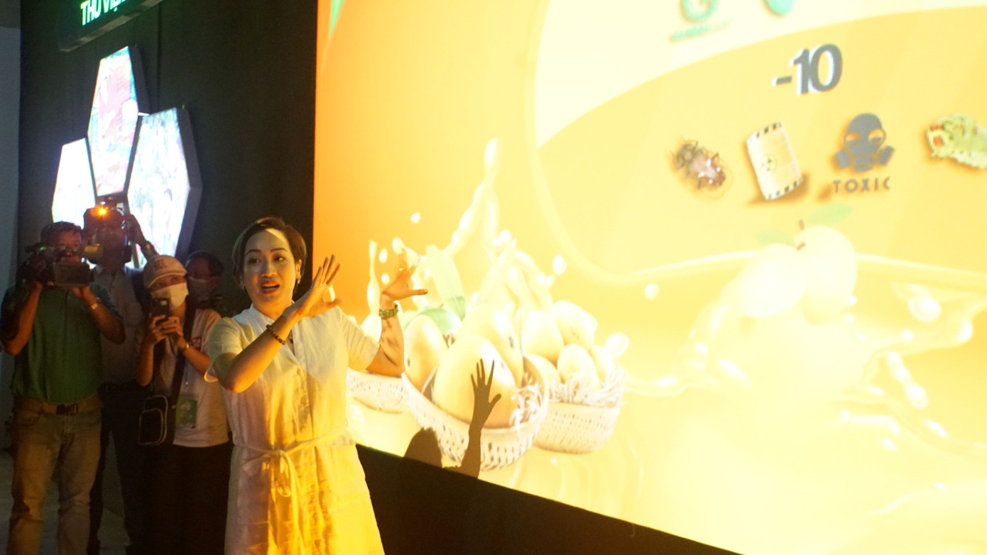 Tại đây, du khách có thể tương tác với bàn điều khiển để tìm hiểu thông tin về các giống xoài của Đồng Tháp và 1 tường sẽ cung cấp đầy đủ thông tin về Lễ hội xoài Đồng Tháp năm 2023. Ảnh: An Bình