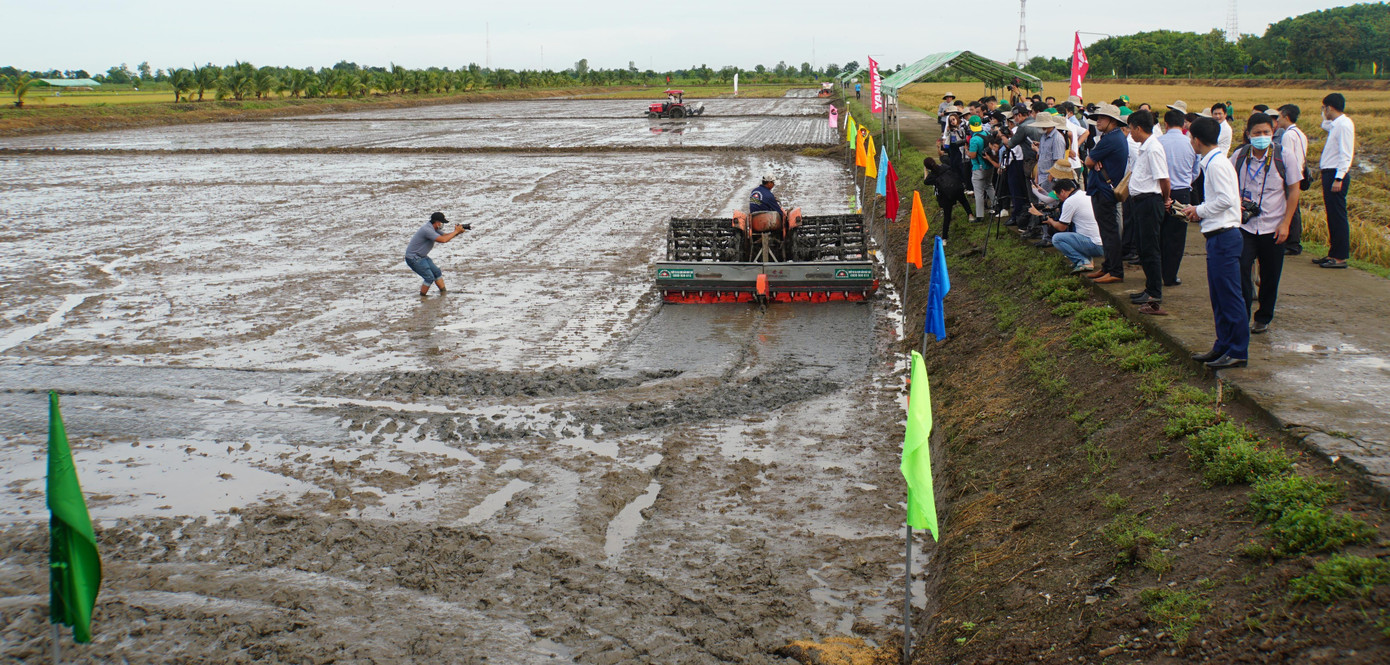 Sự kiện AGRITECHNICA ASIA Live 2022 được tổ chức nhằm thúc đẩy áp dụng cơ giới hóa và nông nghiệp số để chuyển đổi sản xuất nông nghiệp bền vững, đồng thời góp phần chuyển đổi tư duy sản xuất nông nghiệp sang kinh tế nông nghiệp ở Việt Nam. Trong nhiều nội dung của sự kiện thì các mô hình sản xuất và trình diễn máy móc trên đồng ruộng đã và đang thực hiện tại Viện lúa ĐBSCL thu hút đông đảo khách và người dân đến xem. Ảnh: Hòa Hội