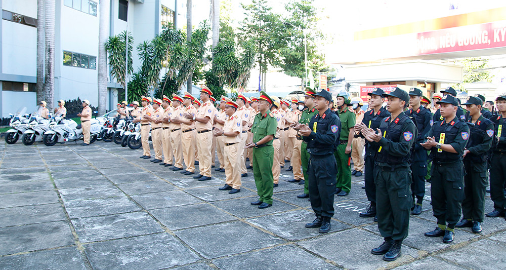 Công an tỉnh An Giang ra quân tổng kiểm soát xe ô tô kinh doanh vận tải hành khách, ô tô kinh doanh vận tải hàng hóa bằng container. Ảnh: PV. Công an tỉnh An Giang ra quân tổng kiểm soát xe ô tô kinh doanh vận tải hành khách, ô tô kinh doanh vận tải hàng hóa bằng container. Ảnh: PV.