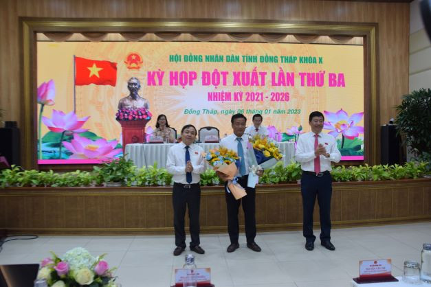 Lãnh đạo tỉnh Đồng Tháp chúc mừng tân Phó Chủ tịch UBND tỉnh.