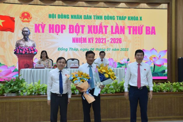 Ông Nguyễn Phước Thiện (giữa), tân Phó Chủ tịch UBND tỉnh Đồng Tháp.