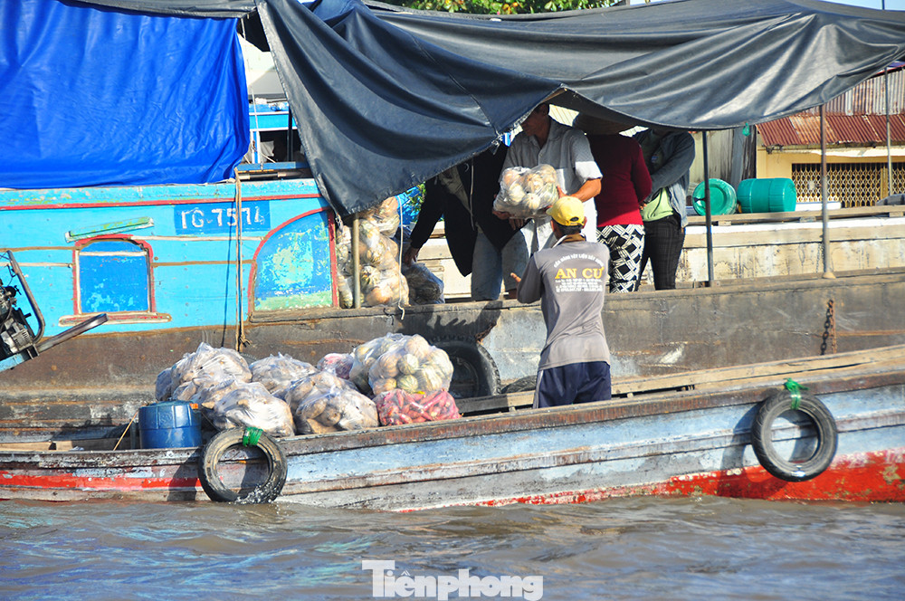 Tất cả tạo nên văn hóa chợ nổi: văn hoá giao thương, văn hóa quảng bá với cây bẹo (cây treo các loại trái cây bán trên ghe), văn hóa tự quản của cộng đồng thương hồ, văn hóa ứng xử - giao tiếp, nghệ thuật dân gian, dân tộc, đặc biệt làn điệu hò Cần Thơ - lối hò đối đáp giữa các đôi nam nữ bằng ca dao trữ tình, giao duyên trên sông nước. Ảnh: Hòa Hội. Tất cả tạo nên văn hóa chợ nổi: văn hoá giao thương, văn hóa quảng bá với cây bẹo (cây treo các loại trái cây bán trên ghe), văn hóa tự quản của cộng đồng thương hồ, văn hóa ứng xử - giao tiếp, nghệ thuật dân gian, dân tộc, đặc biệt làn điệu hò Cần Thơ - lối hò đối đáp giữa các đôi nam nữ bằng ca dao trữ tình, giao duyên trên sông nước. Ảnh: Hòa Hội.