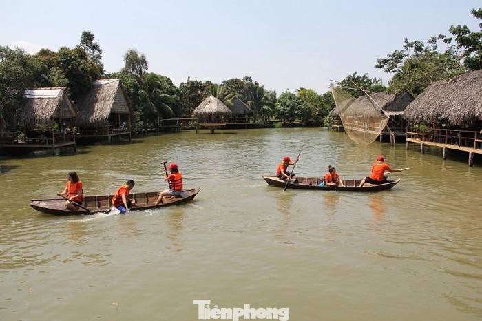 Khách trải nghiệm bơi xuồng tại khu du lịch sinh thái Lung Cột Cầu (Phong Điền). Ảnh: Hoà Hội. Khách trải nghiệm bơi xuồng tại khu du lịch sinh thái Lung Cột Cầu (Phong Điền). Ảnh: Hoà Hội.