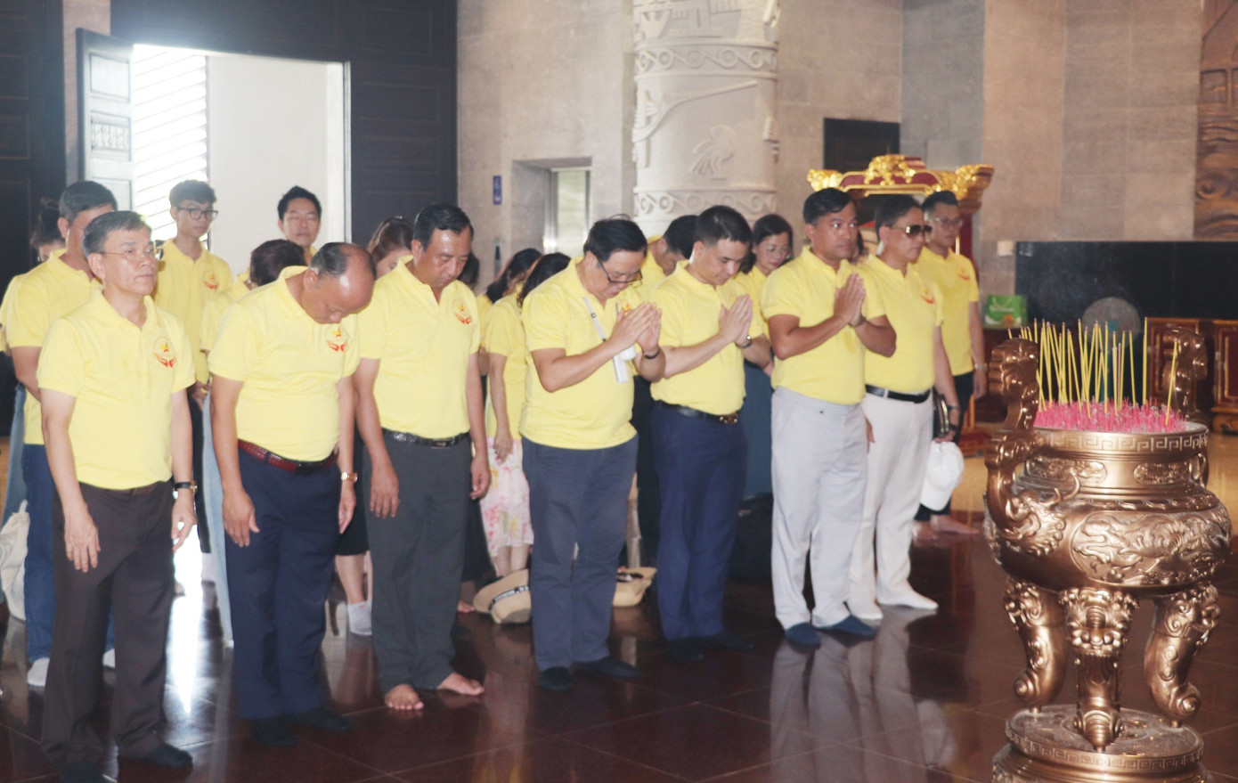 Đoàn Hành trình dâng hương, viếng các Vua Hùng tại đền thờ ở quận Bình Thủy, TP. Cần Thơ.
