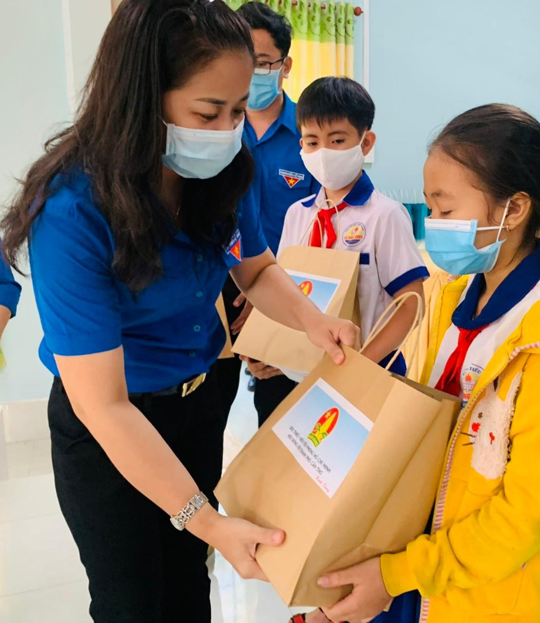 Theo đó, Hội đồng Đội thành phố đã trao tặng 20 suất học bổng và 20 phần quà với tổng trị giá hơn 15 triệu đồng cho các em học sinh vùng sâu, nghèo vượt khó tại xã Tân Thới. - Ảnh: TĐ CT