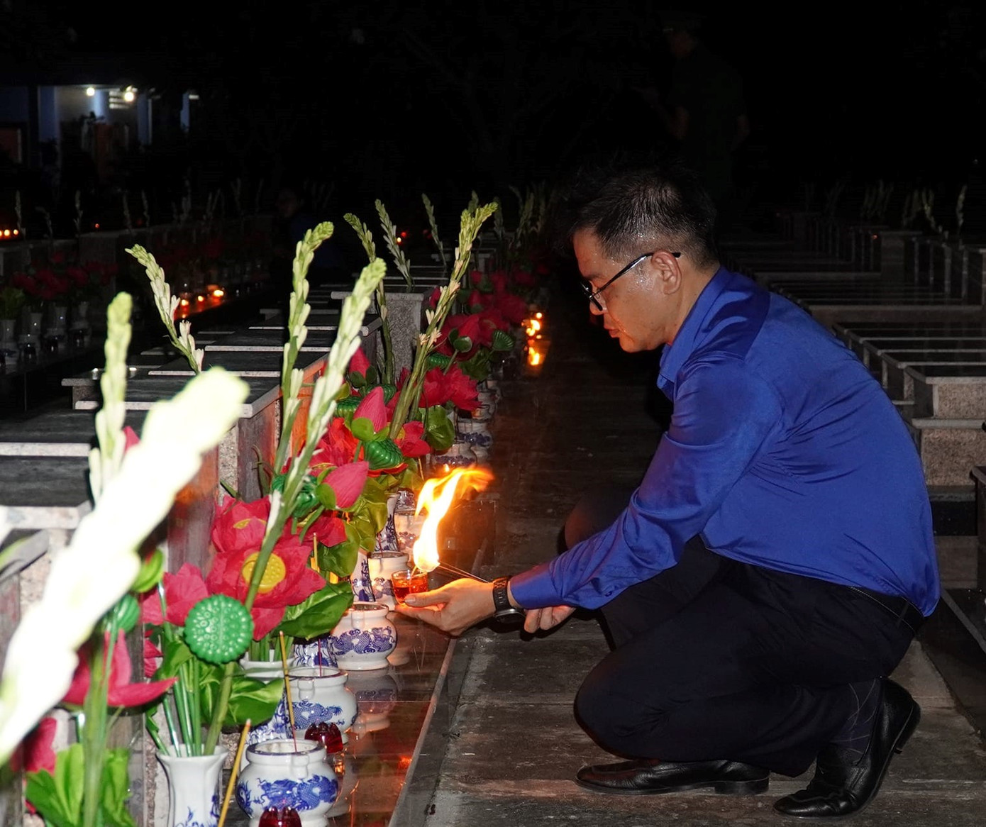 Lãnh đạo Tỉnh Đoàn An Giang tri ân anh hùng liệt sĩ tại nghĩa trang liệt sĩ Dốc Bà Đắc, thị xã Tịnh Biên. Ảnh: TĐ AG Lãnh đạo Tỉnh Đoàn An Giang tri ân anh hùng liệt sĩ tại nghĩa trang liệt sĩ Dốc Bà Đắc, thị xã Tịnh Biên. Ảnh: TĐ AG