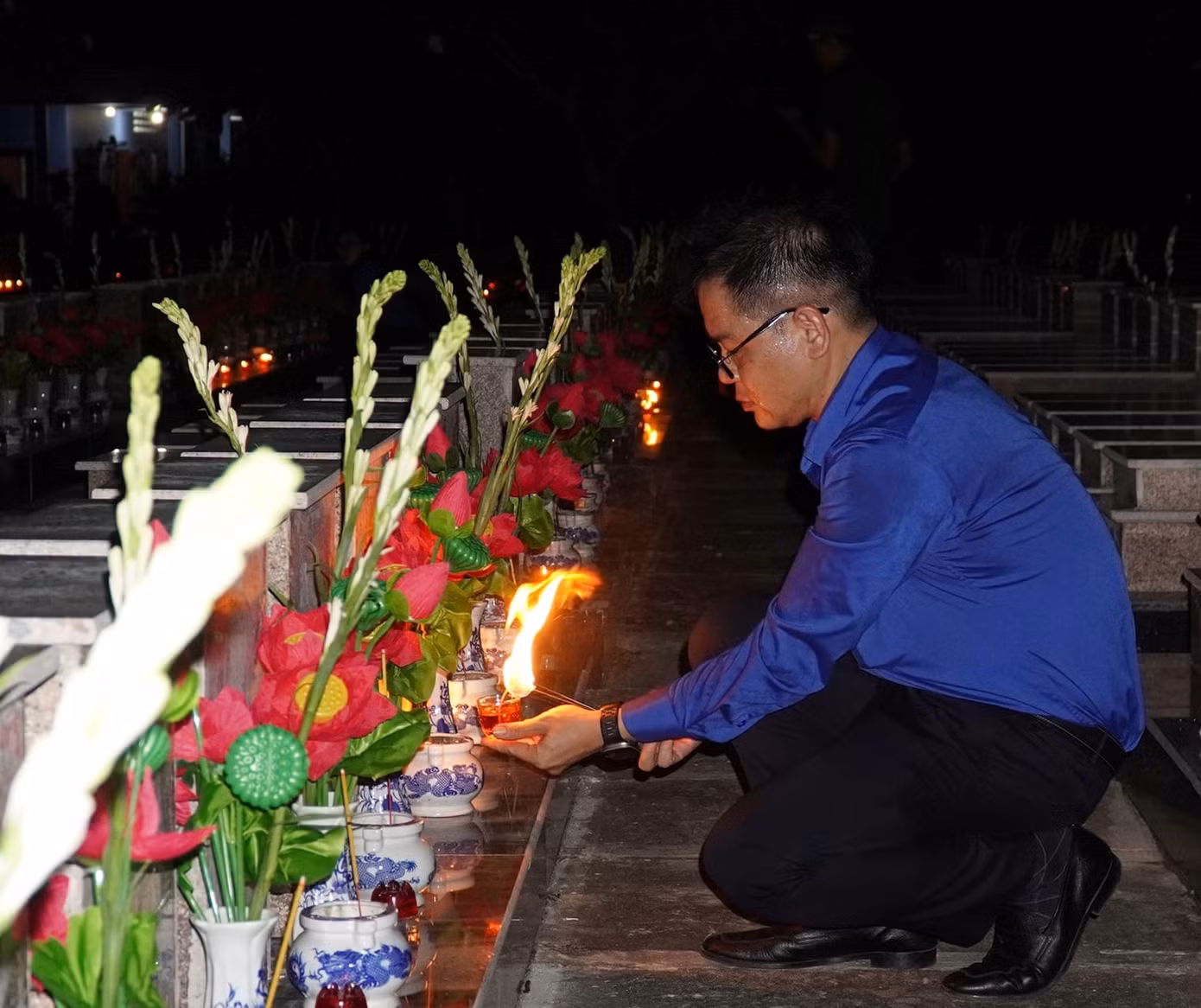 Lãnh đạo Tỉnh Đoàn An Giang tri ân anh hùng liệt sĩ tại nghĩa trang liệt sĩ Dốc Bà Đắc, thị xã Tịnh Biên. Ảnh: TĐ AG