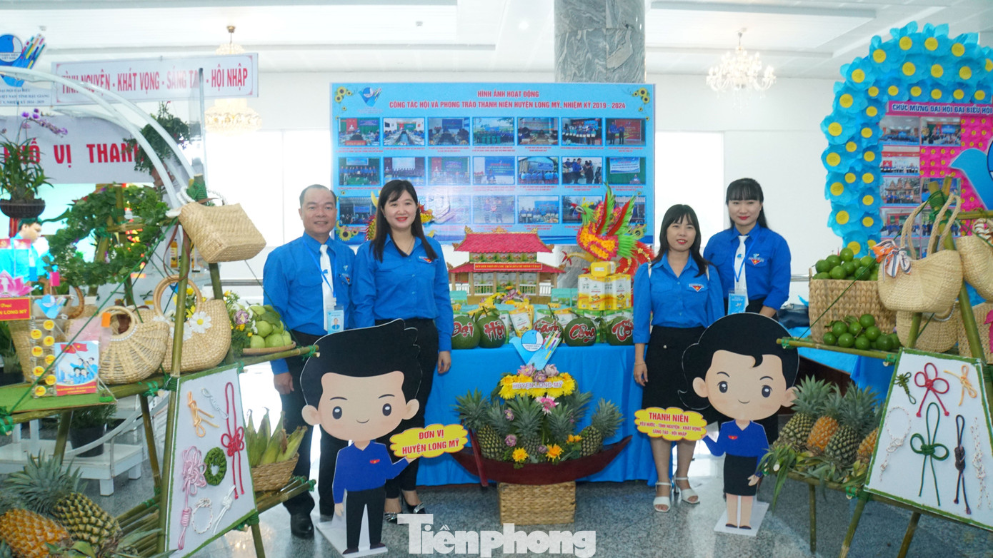 Đại biểu chụp ảnh bên lề đại hội. Ảnh: Hòa Hội