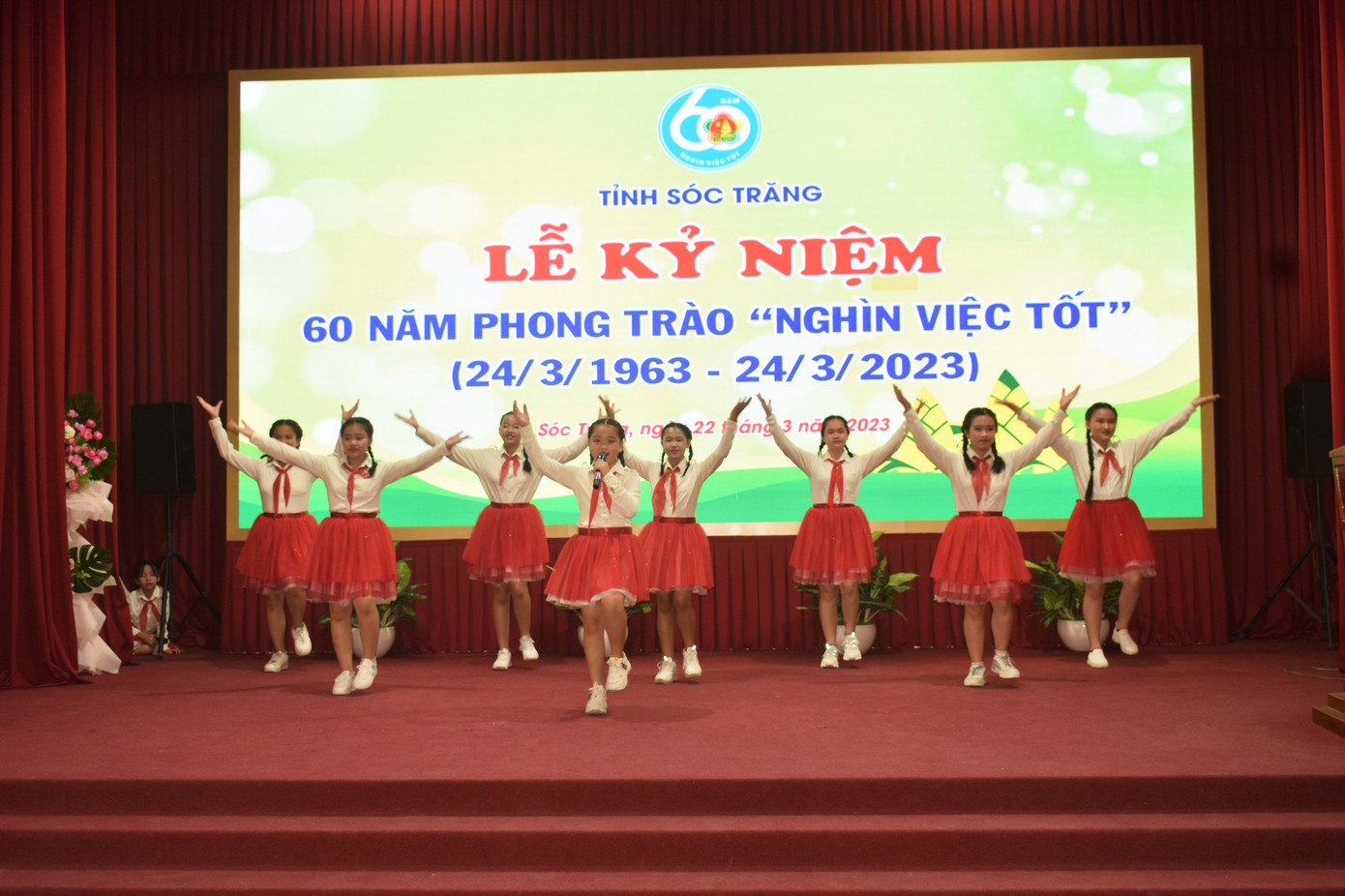 Các em thiếu nhi biểu diễn văn nghệ. Ảnh: TĐ ST