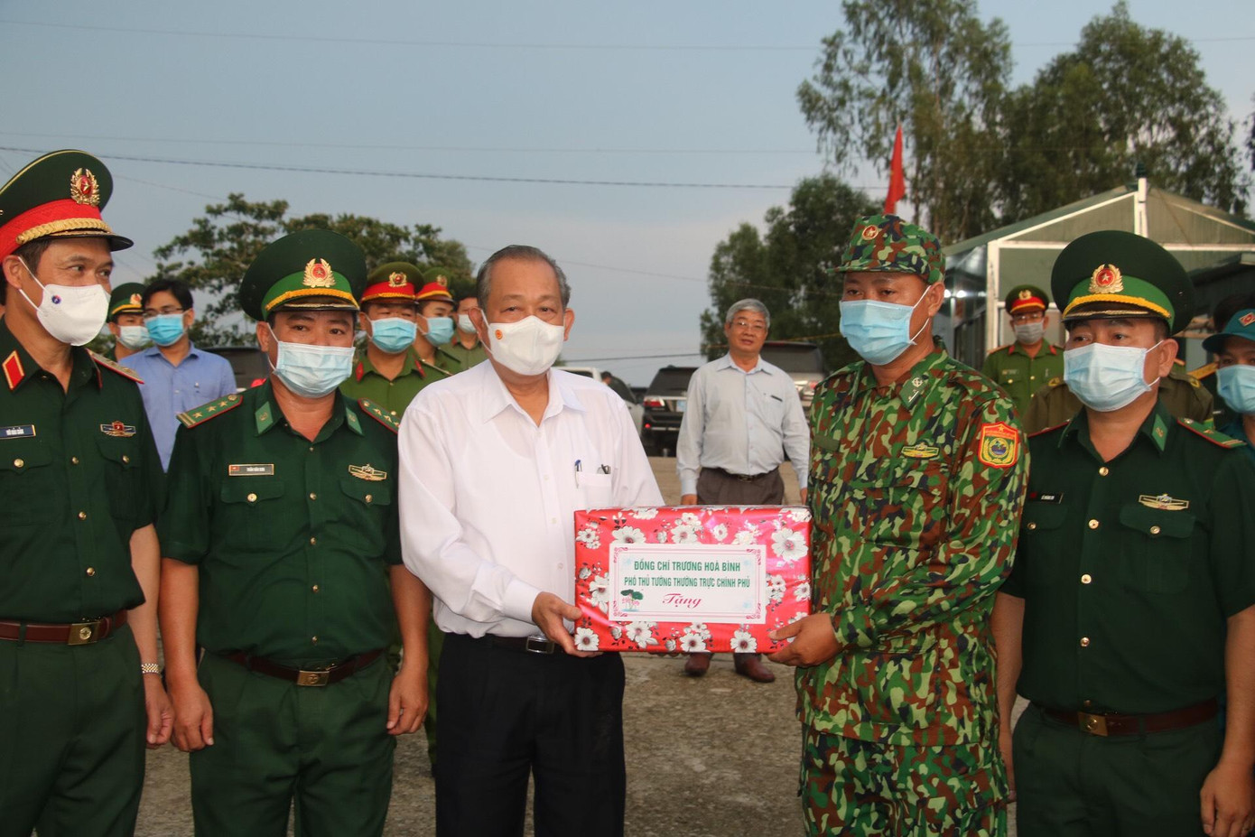 Phó thủ tướng Trương Hòa Bình tặng quà cho chiến sỹ biên giới