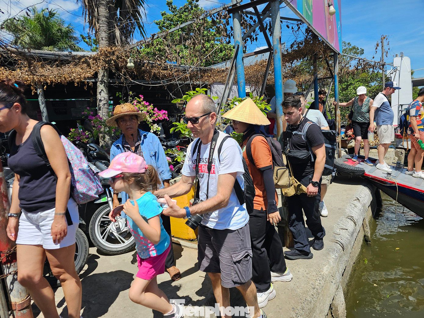 Ngày 29/4, ghi nhận của PV Tiền Phong, tại bến đò cô Bắc ở phường Bùi Hữu Nghĩa, quận Bình Thủy, TP. Cần Thơ có đông người chờ để lên tàu sang cồn Sơn tham quan, trải nghiệm miệt vườn sông nước. Ảnh: Hòa Hội