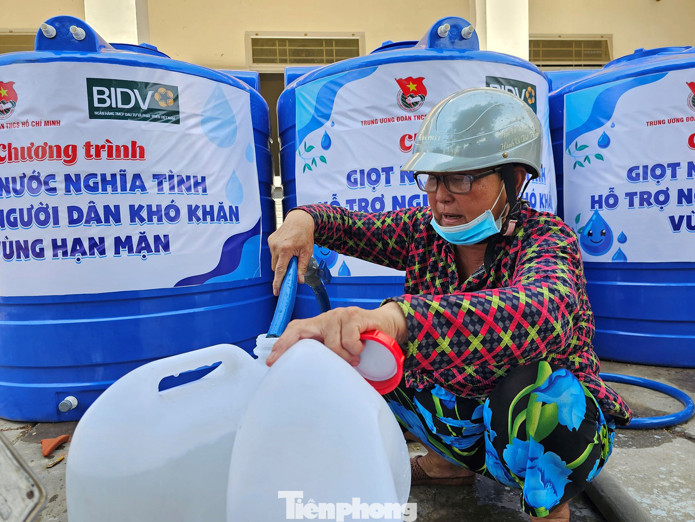 Bà con đến UBND xã An Hiệp nhận nước từ chương trình. Ảnh: Hòa Hội Bà con đến UBND xã An Hiệp nhận nước từ chương trình. Ảnh: Hòa Hội