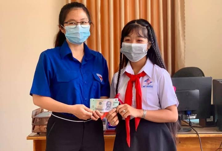 Đội viên thành phố Cao Lãnh ủng hộ quỹ Vắc xin phòng, chống COVID - 19 bằng tiền tiết kiệm heo đất với số tiền 1 triệu đồng Đội viên thành phố Cao Lãnh ủng hộ quỹ Vắc xin phòng, chống COVID - 19 bằng tiền tiết kiệm heo đất với số tiền 1 triệu đồng